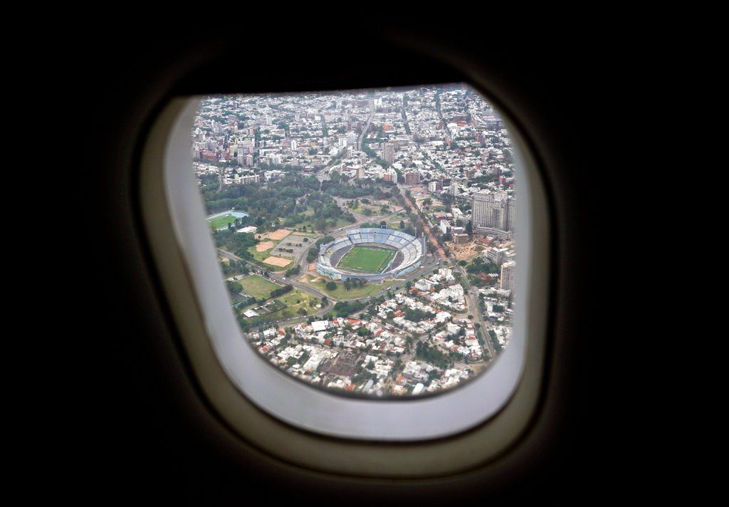 Sobre Uruguay, Pedro solo sabía que era un país muy bueno jugando fútbol. En la imagen, el estadio Centenario visto desde un avión que sobrevuela Montevideo. Foto: Matilde Campodónico / AP.