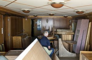 Un guardián observa lo que queda de los muebles de uno de los salones del Galeb. Foto: Marko Drobnjakovic / AP.