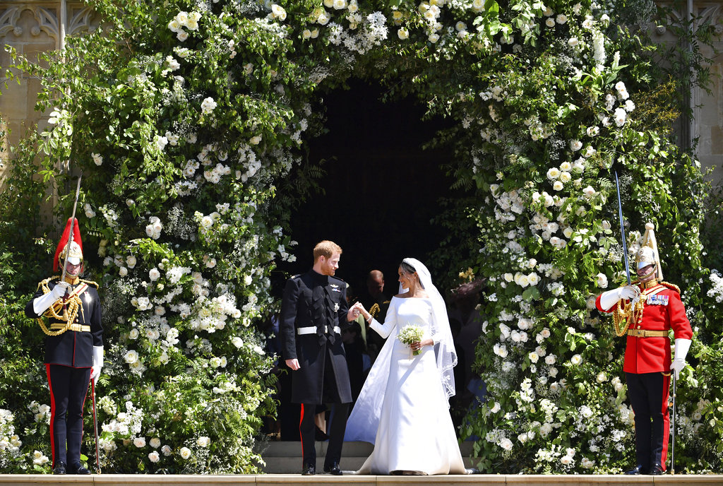 El príncipe Enrique y Meghan Markle salen de la Capilla de San Jorge tras la ceremonia de su boda, en el Castillo de Windsor, el sábado 19 de mayo del 2018. (Ben Birchhall/pool photo via AP)