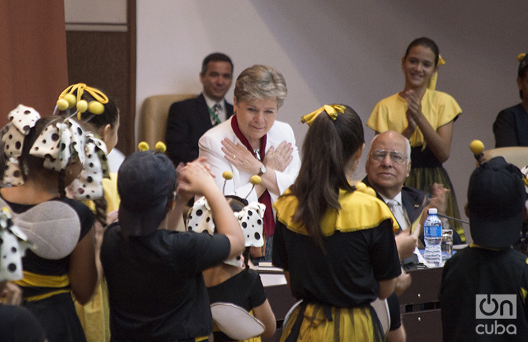 Alicia Bárcena, Secretaria Ejecutiva de la Cepal junto a los niños de la compañía infantil La Colmenita y el Ministro de Economía de Cuba, Ricardo Cabrisas, en la apertura del XXXVII Período de Sesiones de la Cepal en el Palacio de las Convenciones de La Habana. Foto: Otmaro Rodríguez.