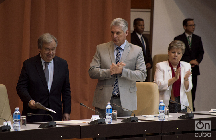 El Secretario General de la ONU, Antonio Guterres (izq), junto al presidente cubano Miguel Díaz-Canel y Alicia Bárcena, Secretaria Ejecutiva de la Cepal, en el Palacio de las Convenciones de La Habana. Foto: Otmaro Rodríguez.