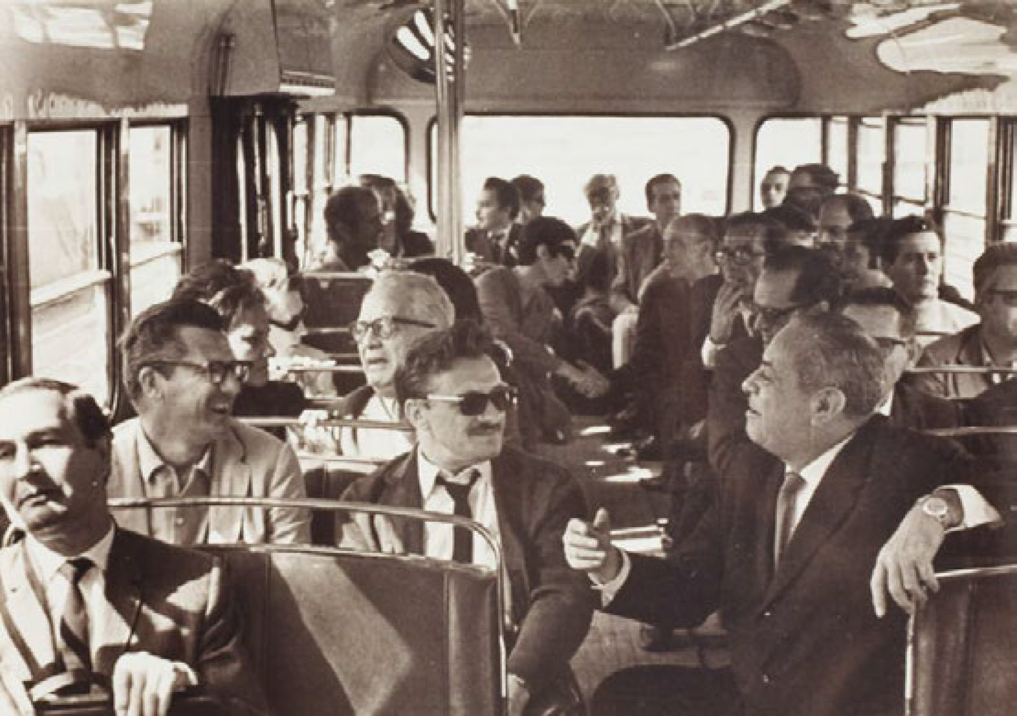 Juvencio Valle, Federico Álvarez, Mario Benedetti, Max Aub, Rodolfo Walsh, Manuel Galich, Roberto Fernández Retamar, Fayad Jamis, Chiqui Salsamendi, Jorge Semprún y Félix Grande en una guagua hacia la Escuela Nacional de Arte, La Habana, febrero de 1968. Foto: Juan Dolset. Fundación Max Aub.