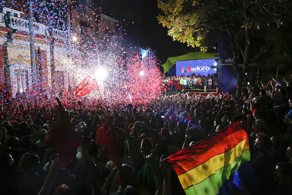 Seguidores del presidente de Venezuela, Nicolás Maduro, se congregan ante el Palacio Presidencial en Caracas, Venezuela, el 20 de mayo de 2018 para celebrar la reelección del dirigente. Foto: Ariana Cubillos / AP