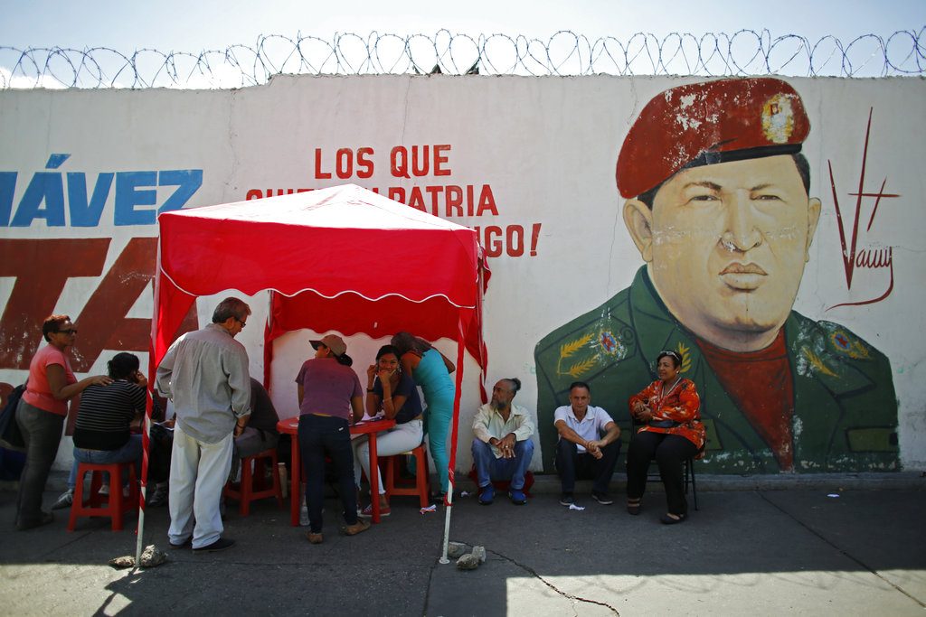 Votantes se registran con el Partido Socialista Unido tras emitir sus votos durante las elecciones presidenciales en Caracas, Venezuela, el domingo 20 de mayo de 2018. Foto: Ariana Cubillos / AP