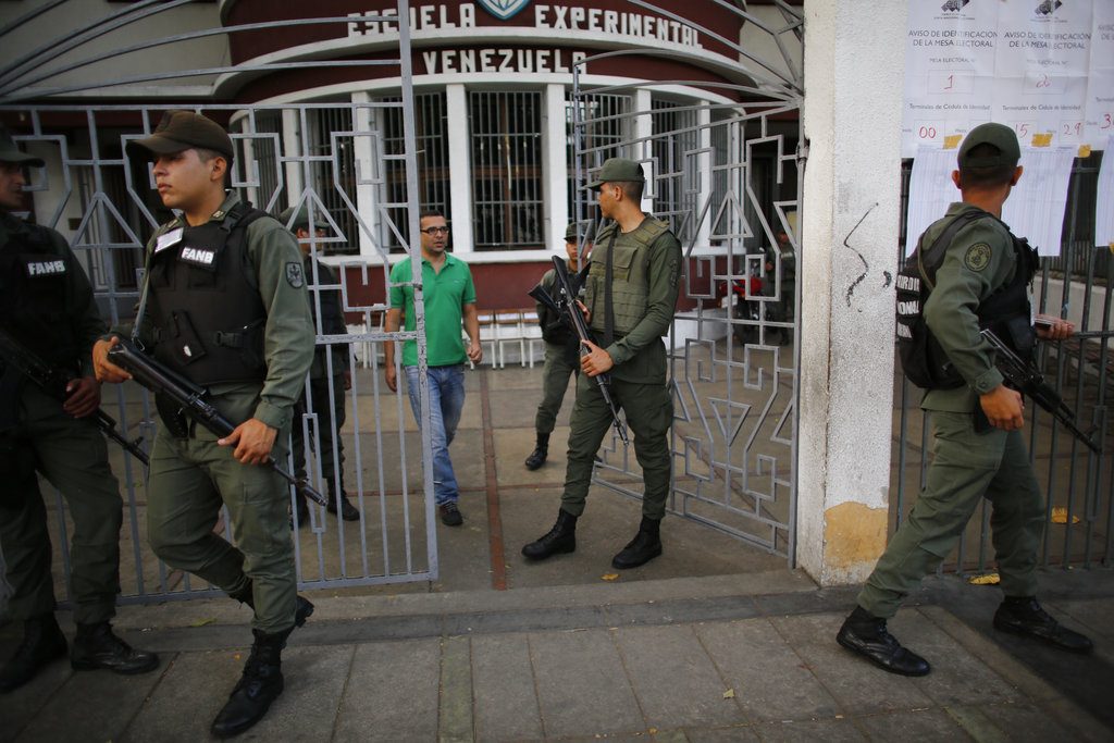 Miembros de la guardia nacional de Venezuela resguardan un centro electoral durante los comicios presidenciales en Caracas, Venezuela, el domingo 20 de mayo de 2018. Foto: Ariana Cubillos / AP