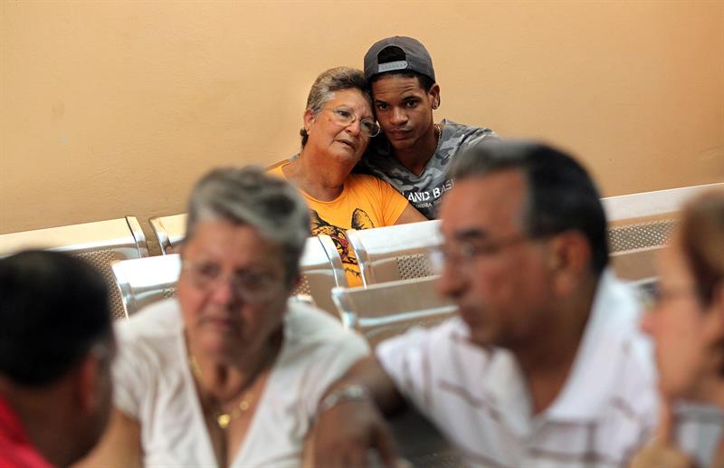 Familiares y amigos de las sobrevivientes del desastre aéreo ocurrido el viernes aguardan por noticias hoy, domingo 20 de mayo de 2018, en el hospital Calixto Carcía de La Habana (Cuba). A la catástrofe sobrevivieron tres mujeres de nacionalidad cubana que se encuentran hospitalizadas en La Habana en estado crítico. EFE/Alejandro Ernesto
