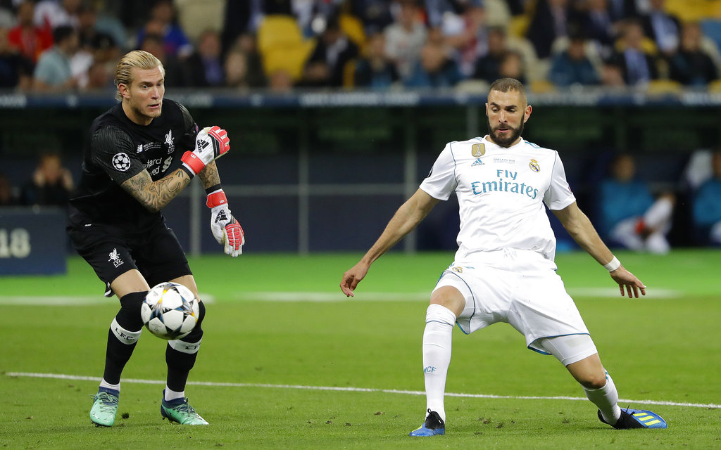 Karim Benzema (derecha) anota el primer gol del Real Madrid frente al arquero de Liverpool Loris Karius durante la final de la Liga de Campeones ante Liverpool en Kiev, Ucrania, el sábado 26 de mayo de 2018. (AP Foto/Sergei Grits)