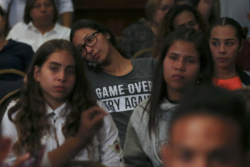 Seguidores escuchan un discurso del aspirante a la presidencia de Venezuela Javier Bertucci en Caracas, Venezuela, el 20 de mayo de 2018. Foto: Fernando Llano/AP.