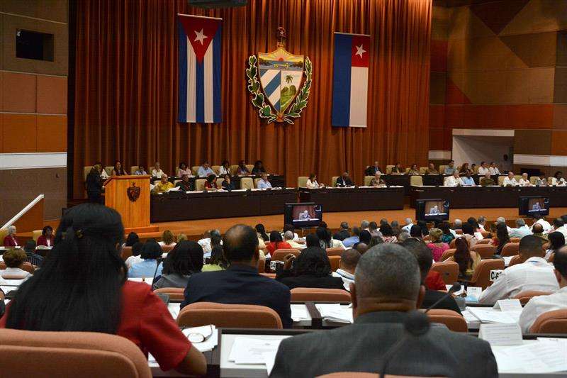 La sesión de la Asamblea Nacional de hoy nombró a la comisión encargada de reformar la Constitución para adaptarla a la realidad actual de la isla pero sin modificar el sistema político. Foto: Marcelino Vázquez / EFE.