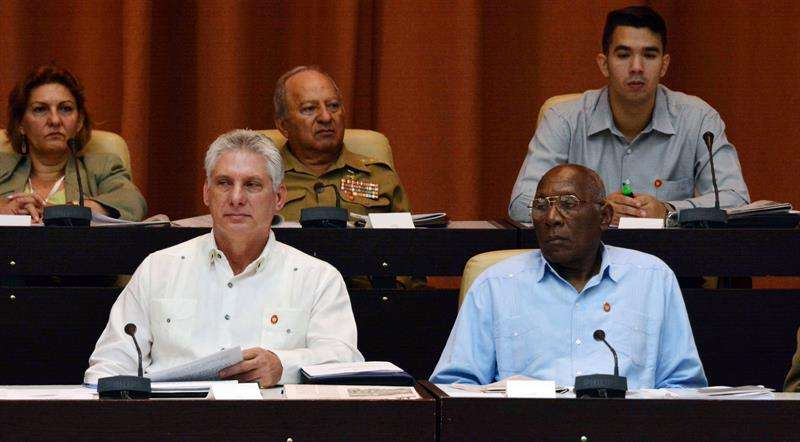 El presidente cubano, Miguel Díaz-Canel, y el primer vicepresidente de los Consejos de Estado y de Ministros, Salvador Valdés Mesa, en la sesión de la Asamblea Nacional de hoy. Foto: Marcelino Vázquez / EFE.