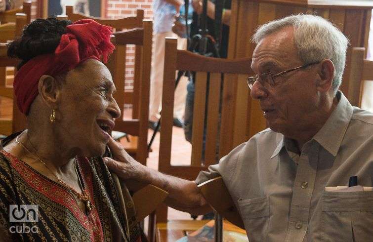 Omara Portuondo conversa con Eusebio Leal en el lanzamiento del nuevo disco de la diva del Buena Vista Social Club. Foto: Otmaro Rodríguez.