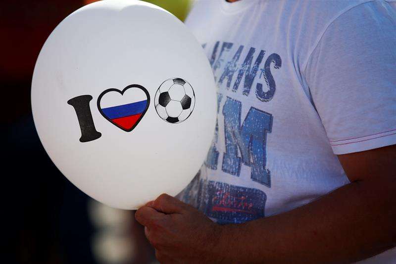 Un fan mira el partido inaugural en Rosov-on-Don, hoy. Foto: EFE / EPA / SHAWN THEW.