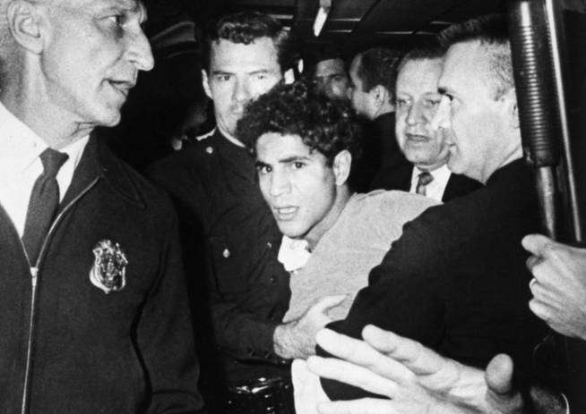 Sirhan Sirhan, en el momento de ser detenido en el Hotel Ambassador. (Corbis)