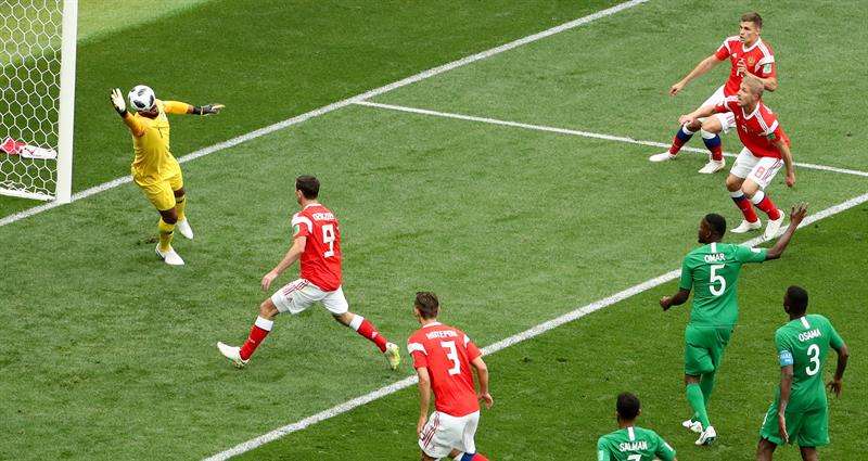 Yury Gazinsky (8) de Rusia marca el primer gol. Foto: EFE / EPA / ABEDIN.