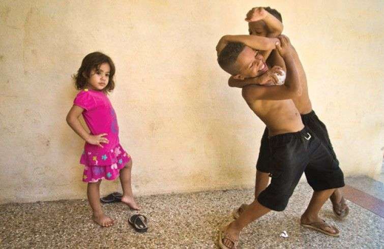 Gemelos peleando