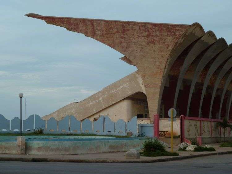 Estadio de atletismo, Ave. de los Presidentes / Beth A. Zinsli.