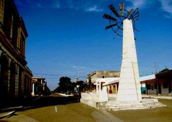 Su prado en la avenida Máximo Gómez es uno de los mayores atractivos de la infraestructura urbanística de Puerto Padre. Al final del paseo se encuentra el conjunto escultórico El Quijote