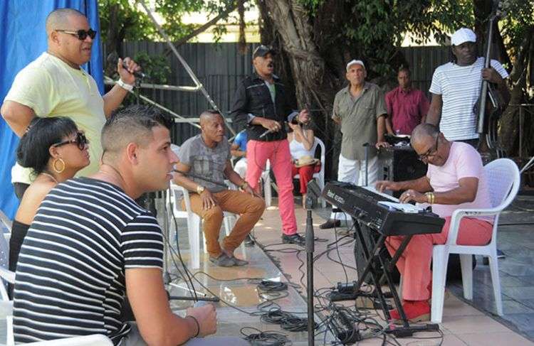 Elito Revé y sus invitados ensayan en La Tropical su próxima presentación en Lima, Perú / Foto: Roberto Ruiz