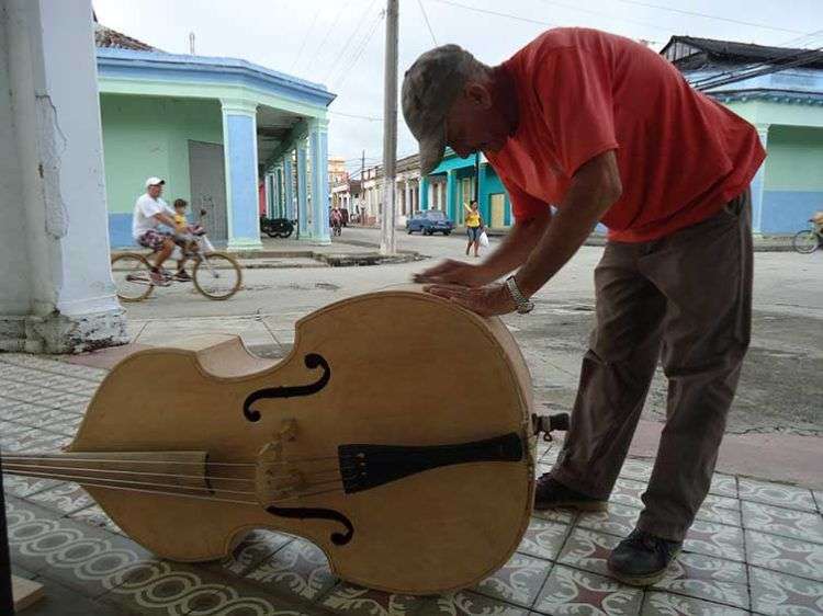 El hombre del contrabajo