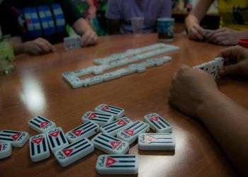 Juego de dominó en Cuba