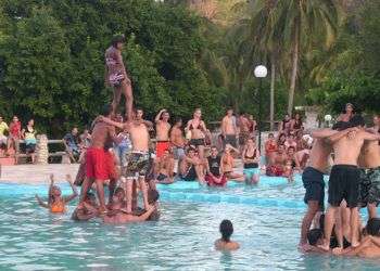 Miles de cubanos optan por el campismo para pasar sus vacaciones dado que sus precios son de los pocos que están al alcance de cualquier bolsillo / Foto: Julio Batista.