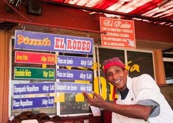 Aunque pomposamente anuncian el peso exacto de cada plato, las raciones siempre son menores / Foto: Raquel Pérez.