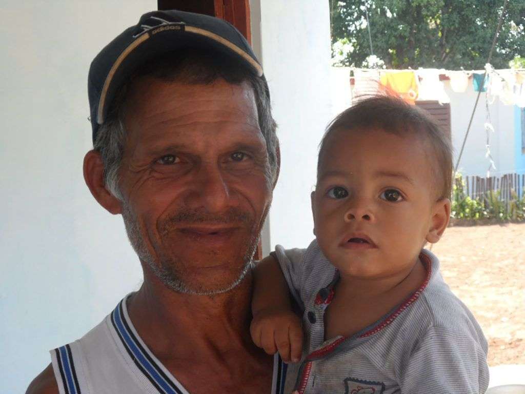 Camilo carga al pequeño mientras habla de la madre / Foto: Cortesía del autor