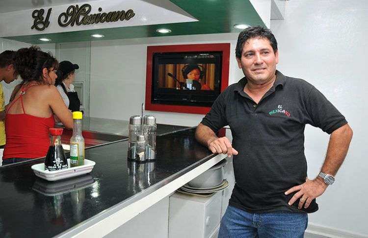 Jorge se dedicaba a la crianza de chivos antes de lanzar su cafetería, una de las más exitosas de La Habana / Foto: Raquel Pérez.