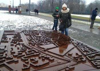 Esmeralda ante la maqueta del Muro de Berlín