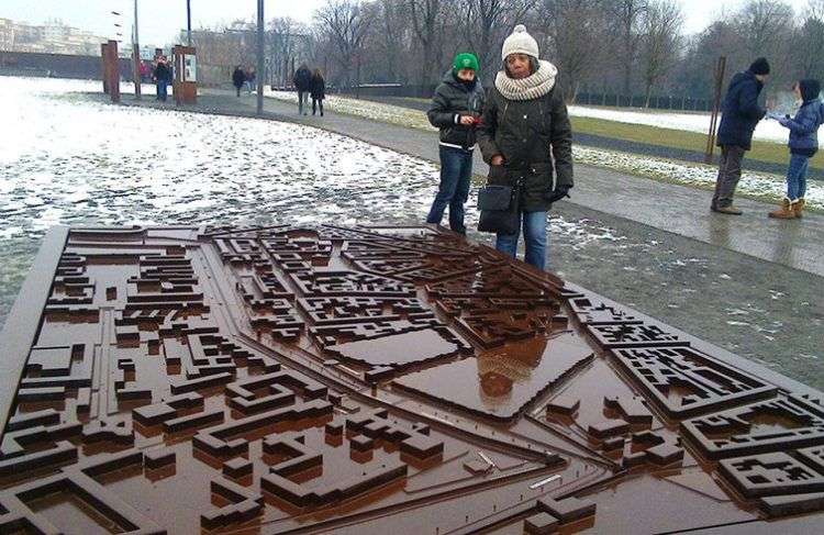 Esmeralda ante la maqueta del Muro de Berlín