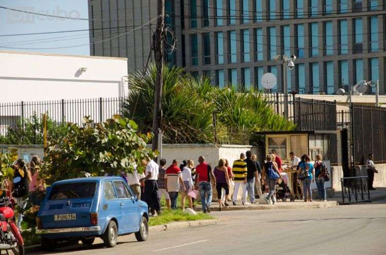 La embajada de los Estados Unidos en La Habana suspendió la entrega de visas a los cubanos. Foto: Alain L. Gutiérrez.