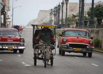 Los almendrones se han convertido en esenciales para el transporte en la capital de Cuba / Foto: Raquel Pérez.