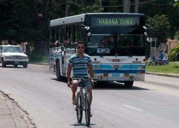 Nunca el transporte de pasajeros ha funcionado bien en Cuba, ni siquiera cuando contaban con la ayuda soviética / Foto: Raquel Pérez.