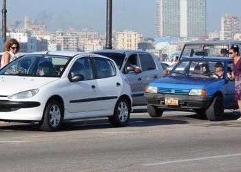 Gran parte de la población se mueve en botella es decir en autostop, incluso dentro de las ciudades / Foto: Raquel Pérez