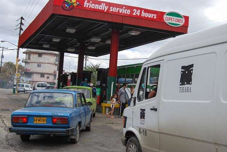 Las estaciones de gasolina venden miles de litros de combustible en el mercado negro / Foto: Raquel Pérez