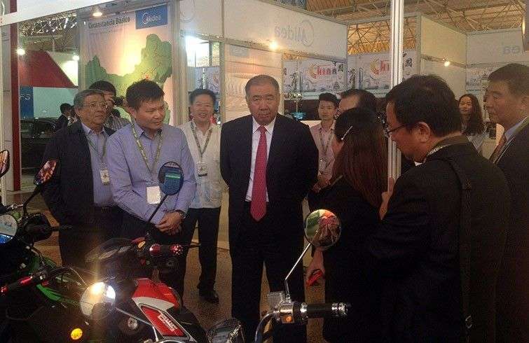 El Embajador de la República Popular China en el stand de Nantong Xin Li Ji, conversando con Gu Junqiu, Presidente del Grupo / Foto: Cortesía de la autora.