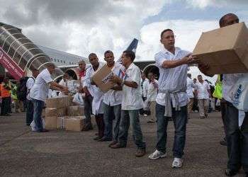 Médicos cubanos en Sierra Leona en octubre.