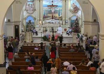 Los feligreses toman la comunión durante la misa / Foto: Cortesía del autor