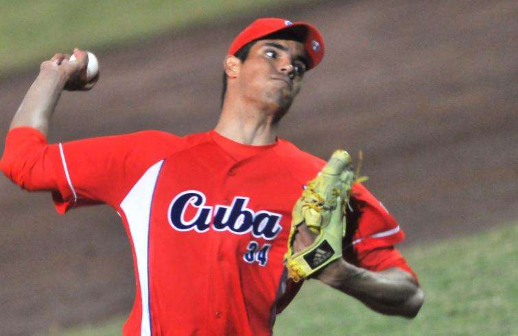 Del brazo de Héctor M. Mendoza, Cuba suspira.   