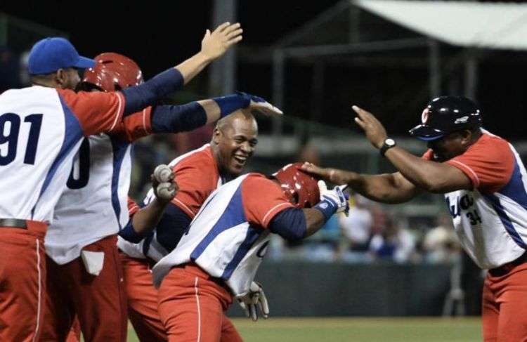 Con la victoria ante los Cangrejeros de Santurce, Vegueros de Pinar del Río sigue con vida en la Serie del Caribe/ Foto: El Universal.