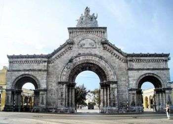 Fachada del Cementerio de Colón