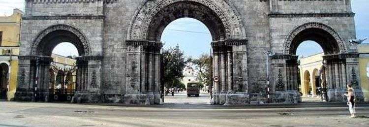 Fachada del Cementerio de Colón