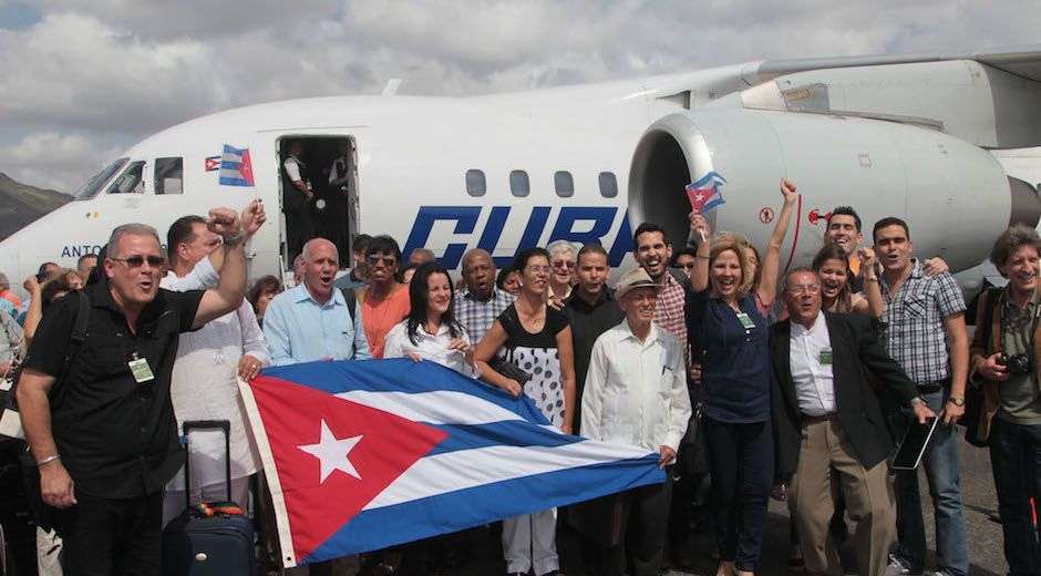 A la Cumbre paralela asisten dos delegaciones cubanas enfrentadas entre sí.