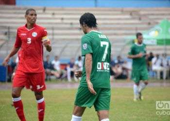 Jeniel Márquez (a la izquierda), otrora capitán del equipo Cuba de fútbol. Foto: Yailín Alfaro.