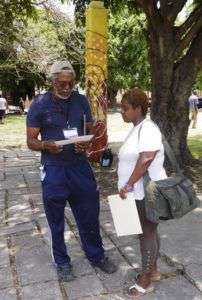 Alberto Lezcay afina detalles en la Bienal de La Habana / Foto: Agustín Jiménez Chacón