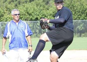 Orlando Chinea, entrenador de pitchers.