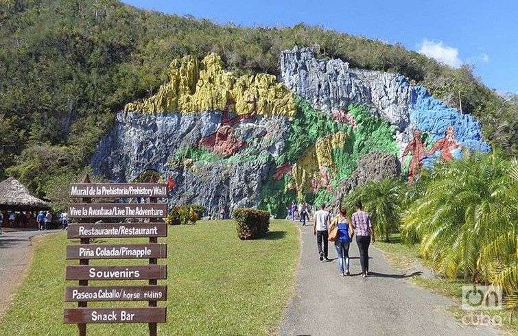 El Mural de la Prehistoria es uno de los atractivos turísticos más importantes de Viñales, sede del TURNAT 2015 / Foto: Eduardo González Martínez
