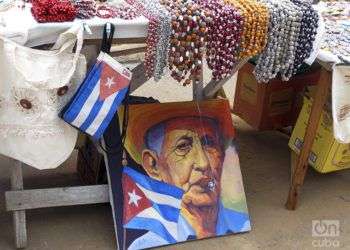 Imagen del clásico guajiro cubano con tabaco, de los cuadros más vendidos / Foto: Eduardo González