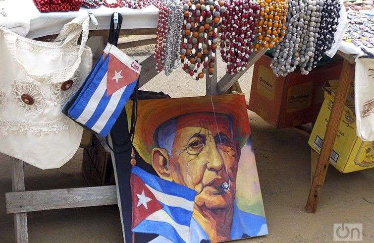 Imagen del clásico guajiro cubano con tabaco, de los cuadros más vendidos / Foto: Eduardo González