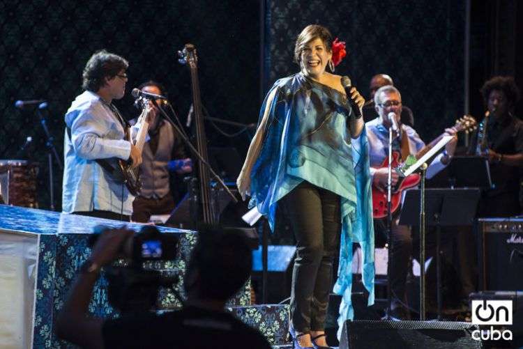 Ivette Cepeda durante el concierto "Abrazos" en el Teatro Mella de La Habana / Foto: Alain L. Gutiérrez Almeida